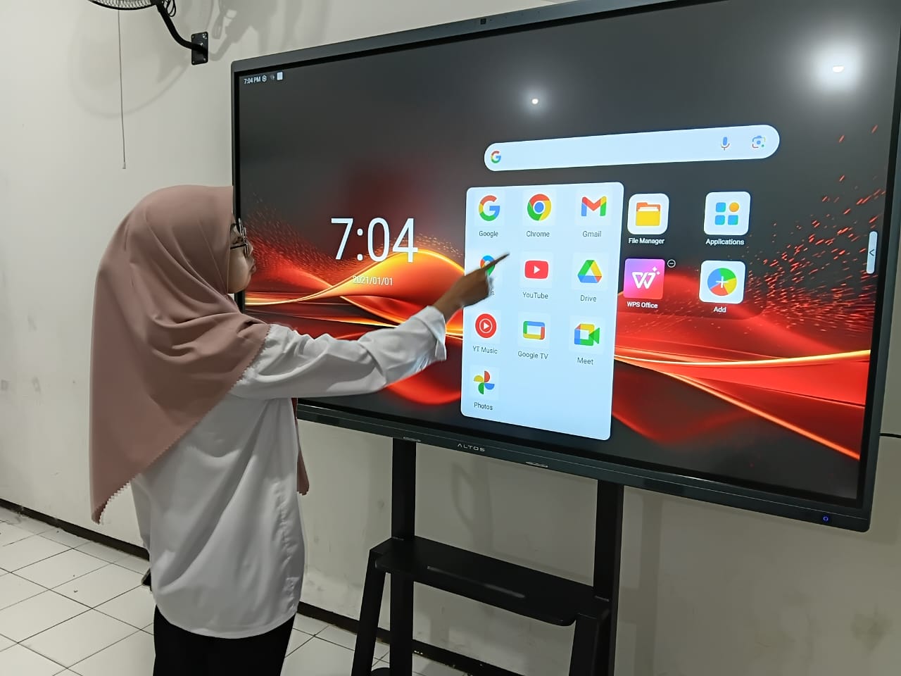 SRMP 14 Kota Batu Terima Kiriman 149 Laptop, 14 Smartboard, dan Peralatan Dapur