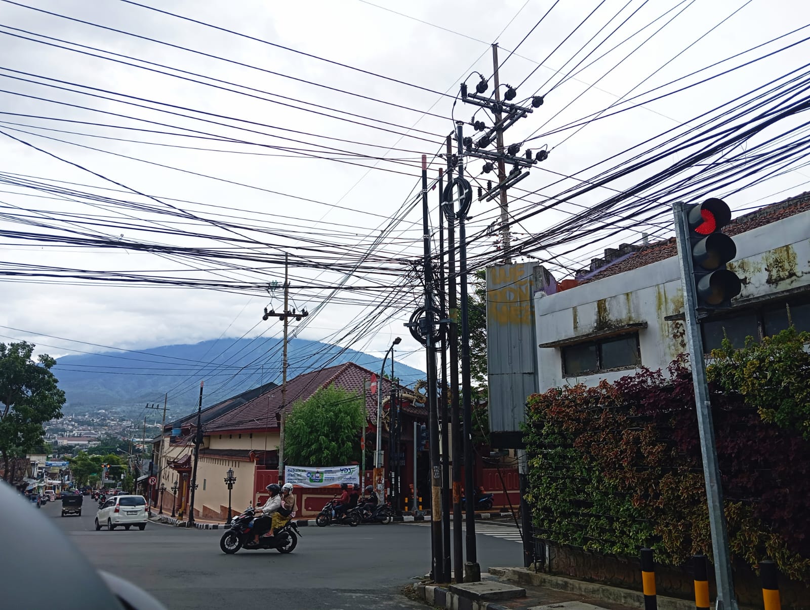 Wujudkan Langit Bersih Kabel, Pemkot Batu Gandeng Investor Tata Kabel di Bawah Tanah 