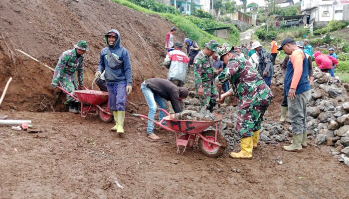 Anggota Koramil 0818-33/Bumiaji Bersama Warga Kerja Bakti Pasca Bencana Tanah Longsor di Sumberbrantas