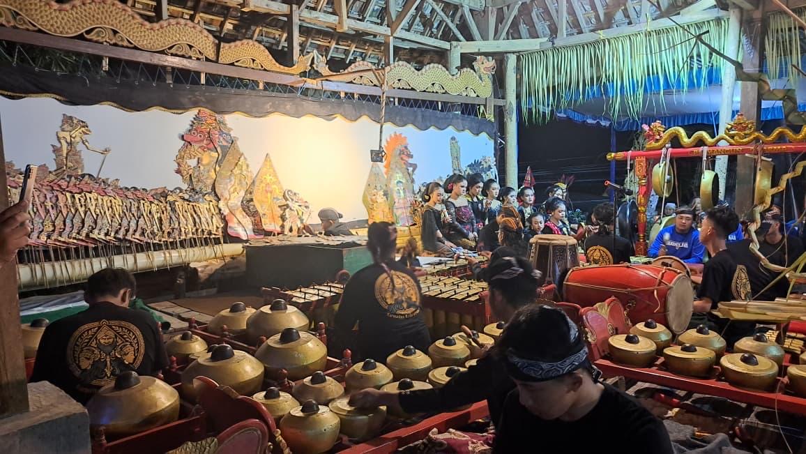 Kembul Topeng #3 Tidak Saja Diramaikan Ratusan Seniman, Juga Dihadiri Puluhan Akademisi Seni