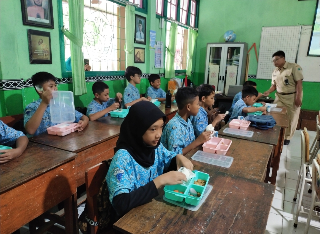 Makanan Program MBG di SDN Lowokwaru 3 dari Warung Lokal di Malang