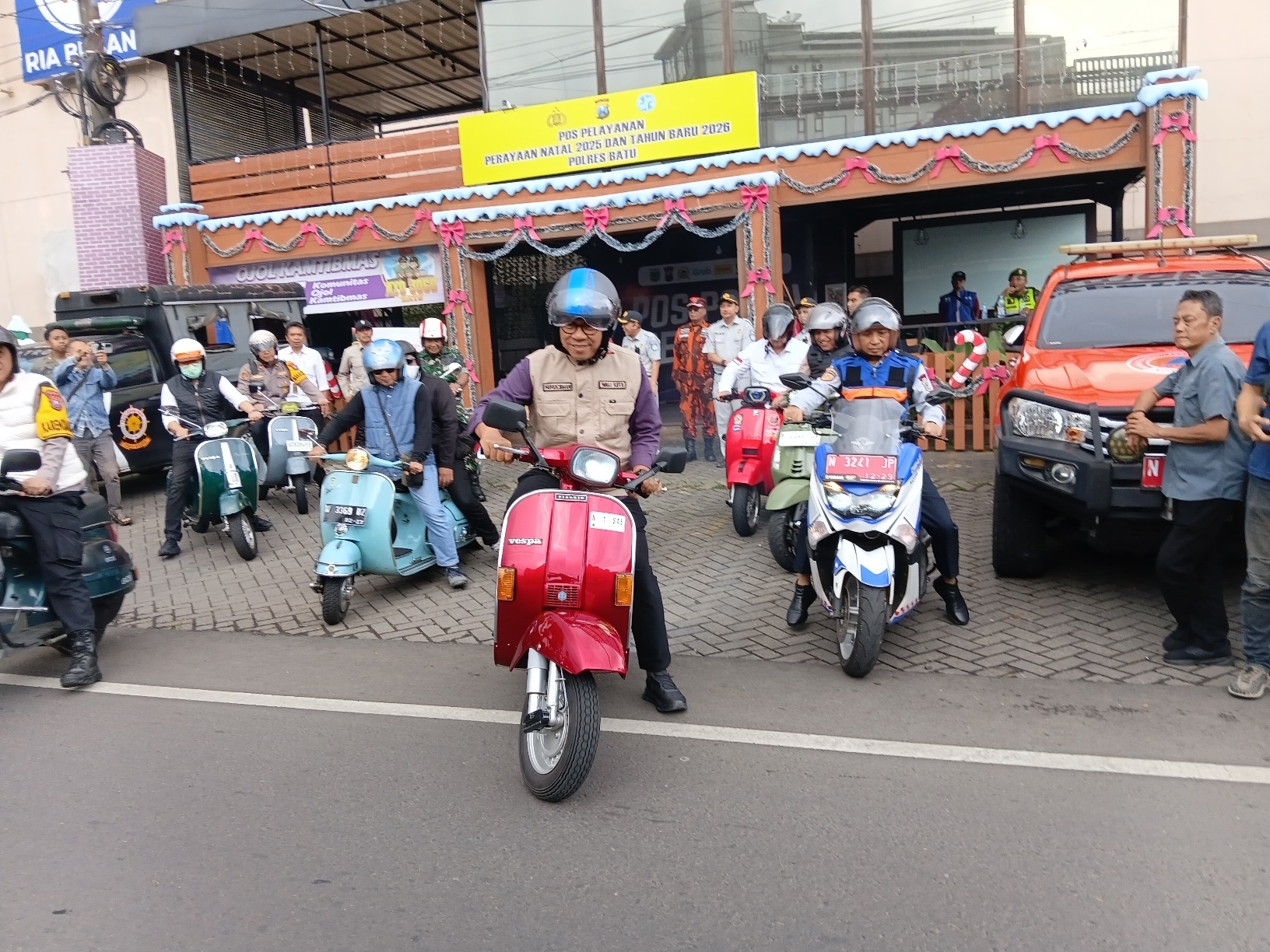 Forkopimda Batu Naik Vespa Bareng, Inspeksi ke Pos-Pos Nataru dan Gereja
