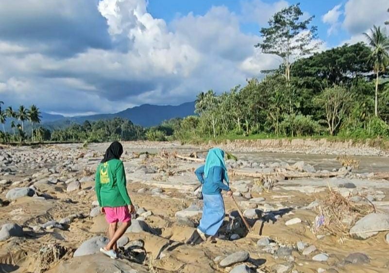 Pencarian Ipda Angga yang Hilang di Bencana Padang Panjang Disetop, Tangis dan Tabur Bunga Mengharu-biru 