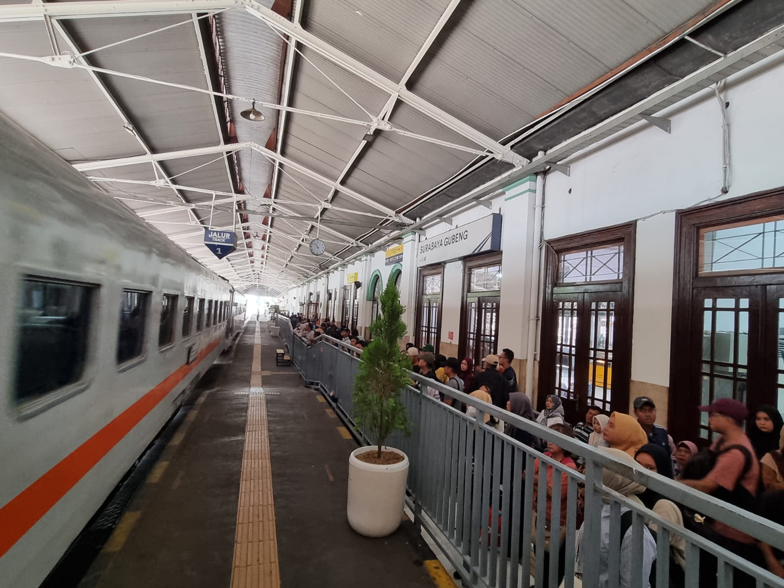 Jalur Pekalongan Tergenang Air, Sejumlah KA Tujuan Surabaya–Malang Terlambat hingga 5 Jam 