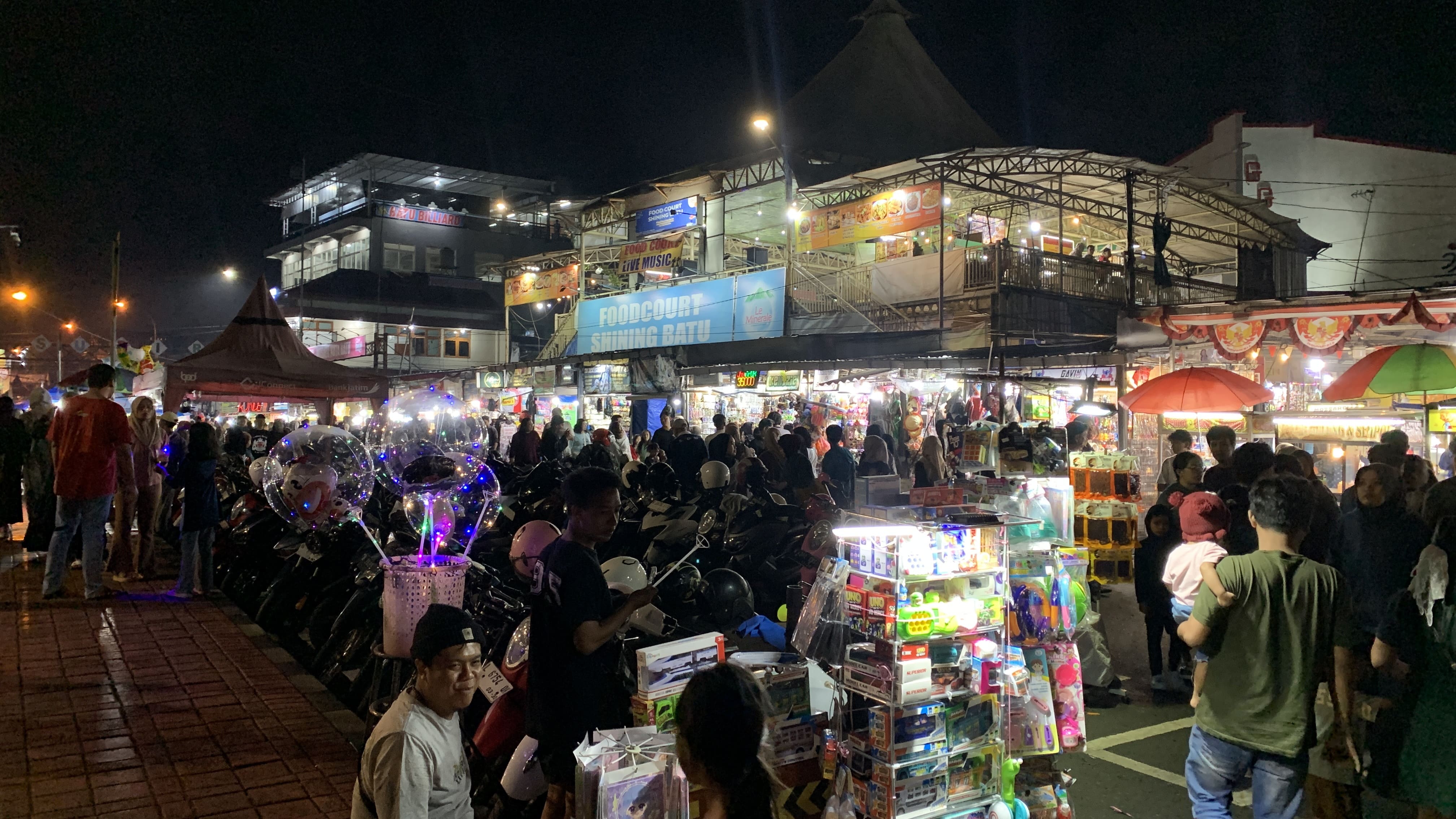 Libur Nataru Bawa Berkah, PKL Alun-Alun Kota Batu Raih Omzet hingga Tiga Kali Lipat
