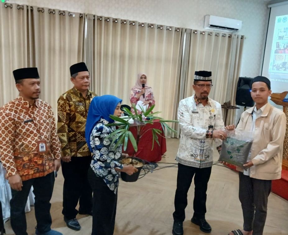 Program Eco Pesantren, DLH Kota Malang Beri 45 Ponpes 100 Bibit Pohon, 200 Tanaman di Pot, 1.000 Pack Kompos
