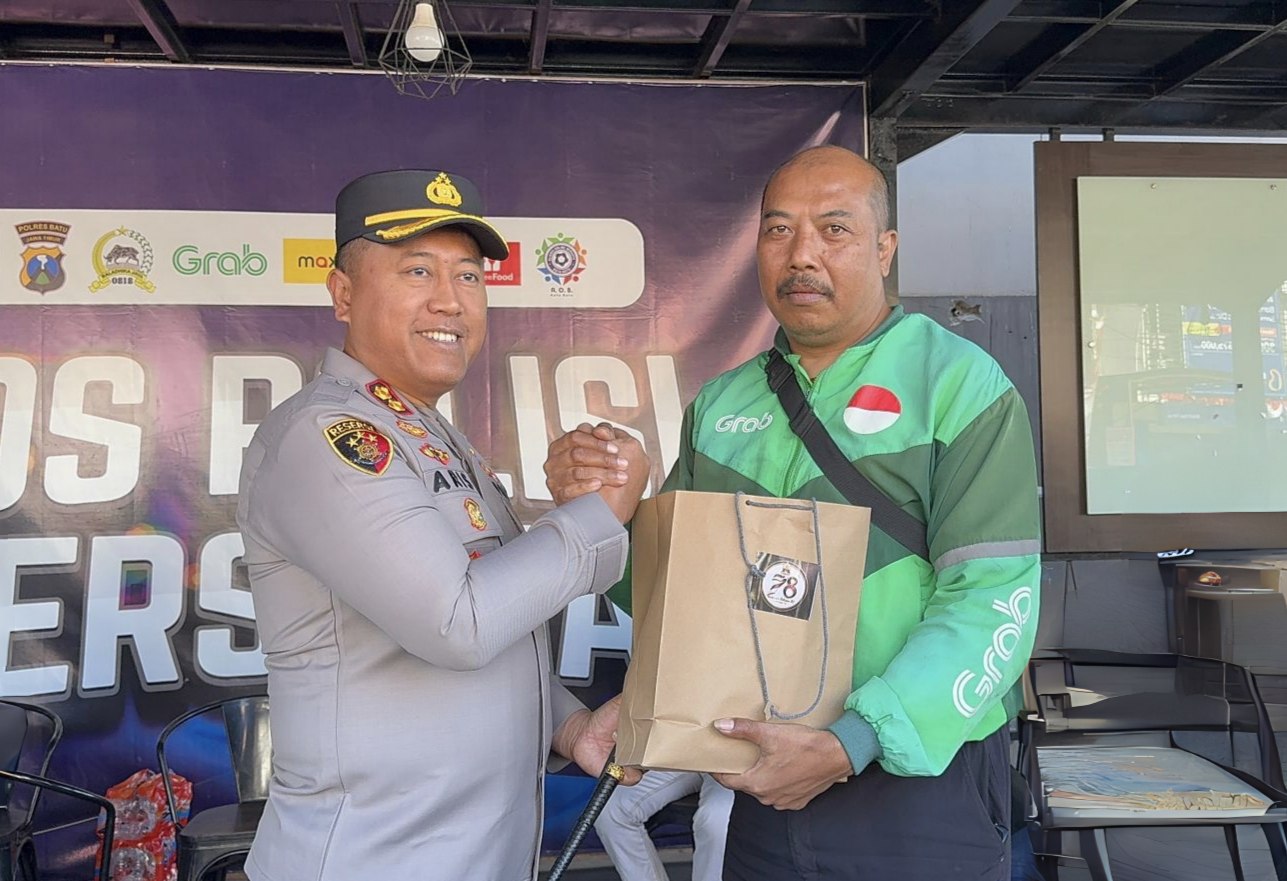 HUT ke-78 Polwan, Polres Batu Berbagi Sembako dan Makanan untuk Pengemudi Ojol