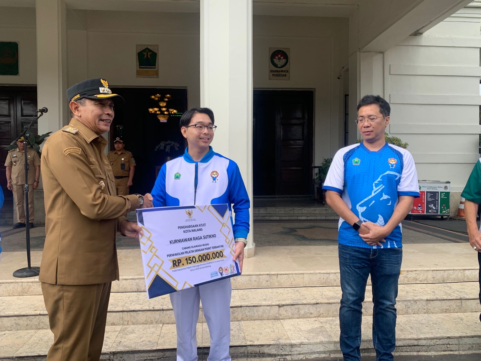 Wali Kota Malang Serahkan Bonus bagi Atlet Peraih Medali Saat Porprov IX Jatim
