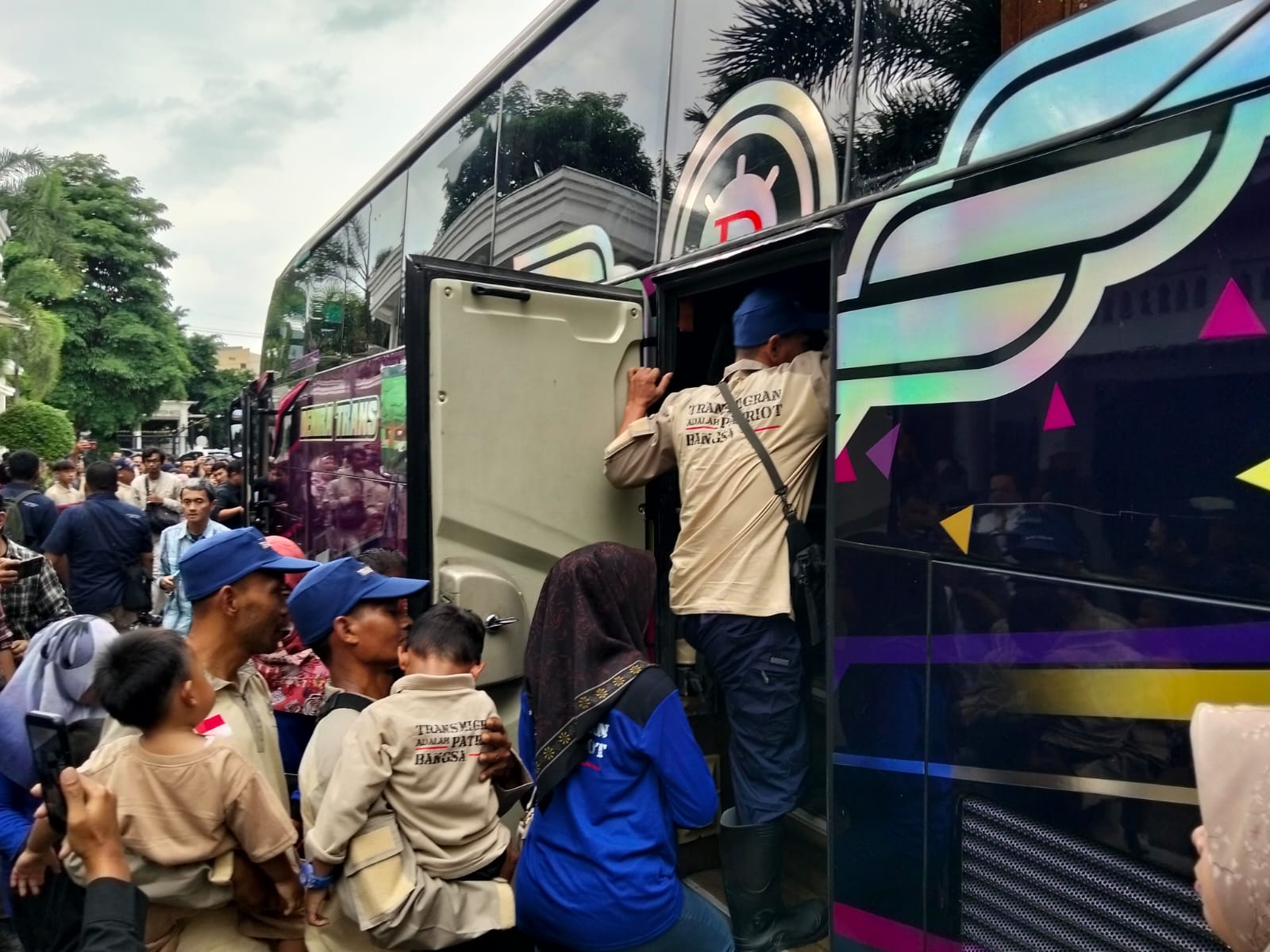  55 Warga Jatim Berangkat Transmigrasi ke 3 Provinsi, Satu Keluarga dapat 1-2 Hektare Tanah