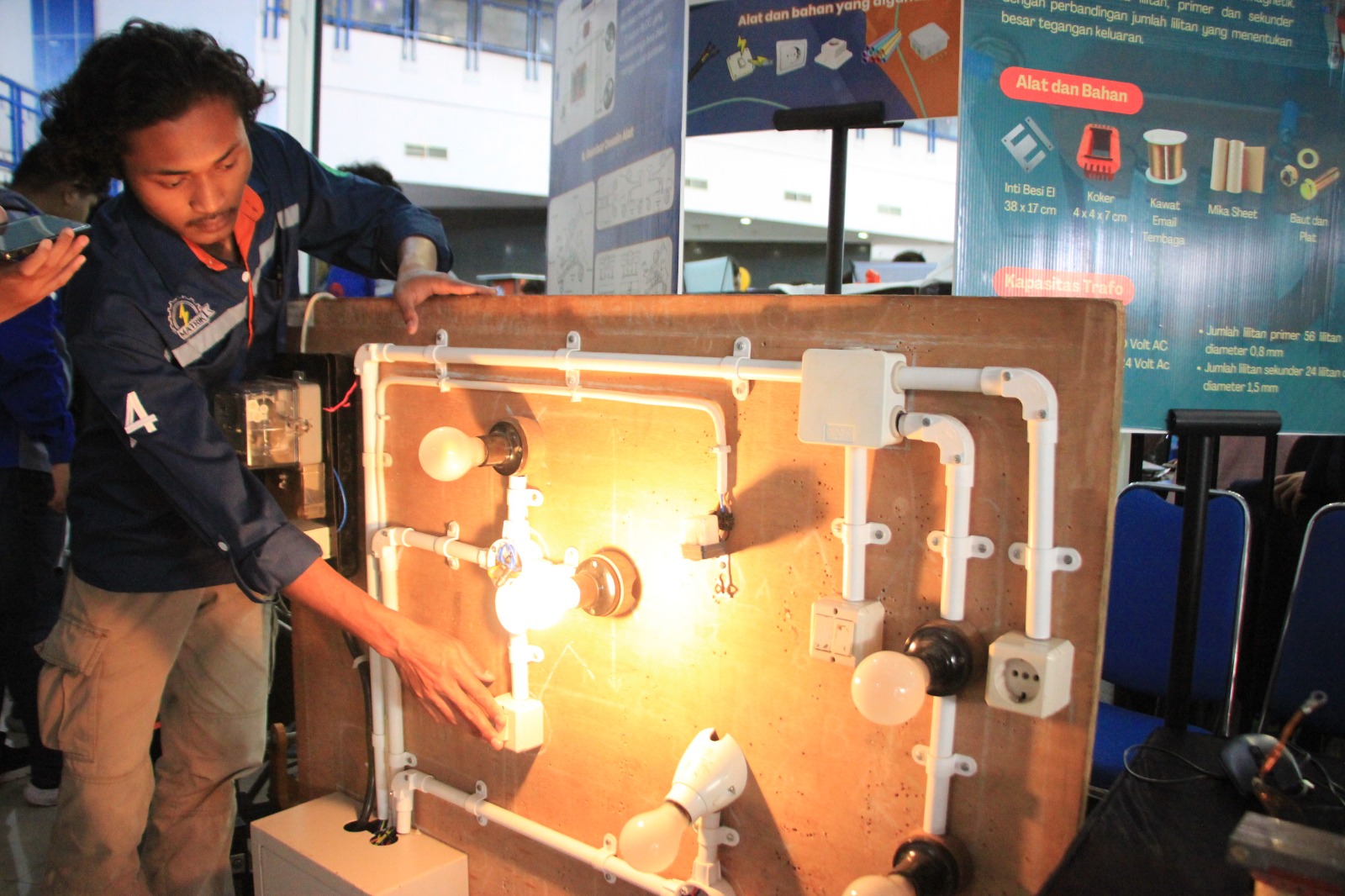 Tampilkan Instalasi Penerangan Edukatif, Booth Mahasiswa Teknik Listrik Curi Perhatian di Expo PBL 2025 
