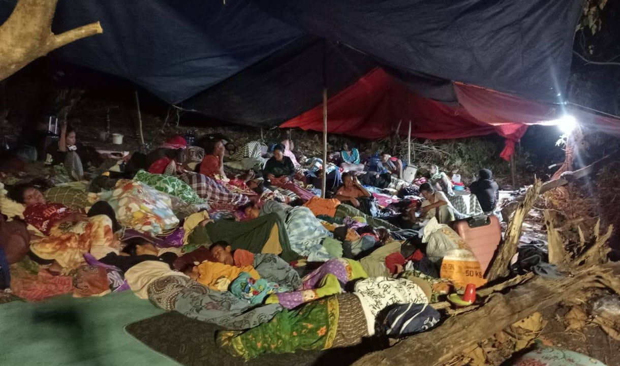 Pengungsi Gempa M7,7 NTT Tidur Beralas Seadanya, Bantuan Terus Berdatangan