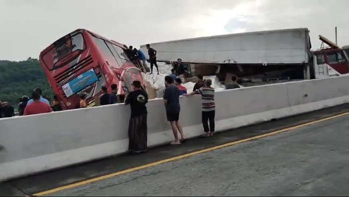 Kecelakaan Bus di Jalan Tol KM 77 Lawang, Lalin Menuju Malang Diarahkan Lewat Jalan Non Tol