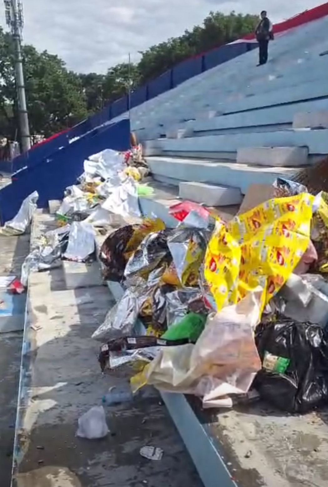 Usai Mujahadah Kubro 1 Abad NU, Sampah Berserakan di Sekitar Stadion Gajayana