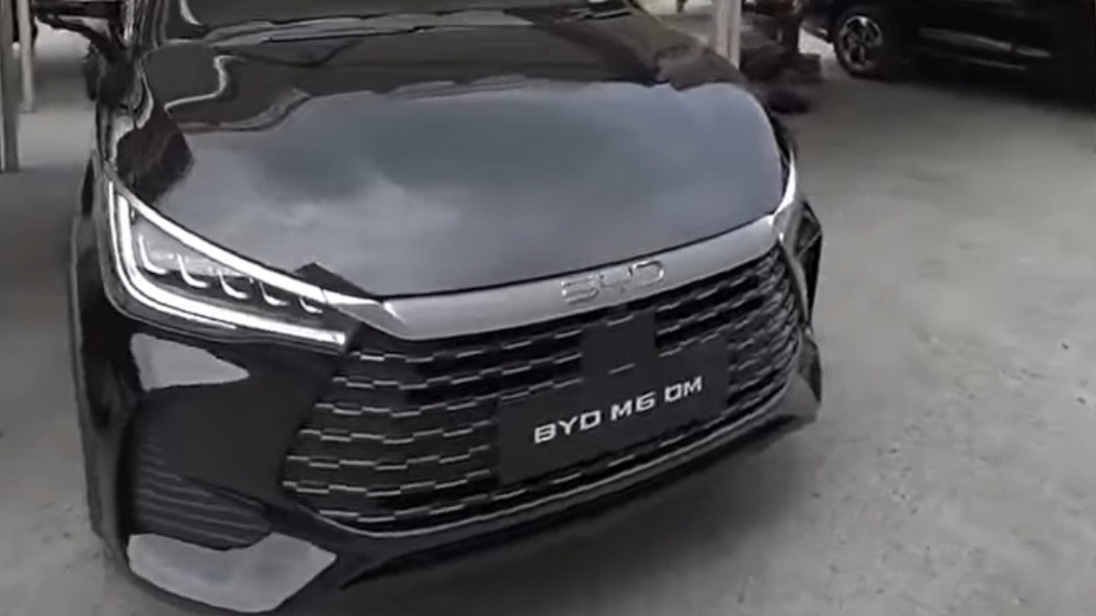 BYD M6 DM Curi Perhatian di GIIAS 2026, Pesanannya Tembus 850 Unit