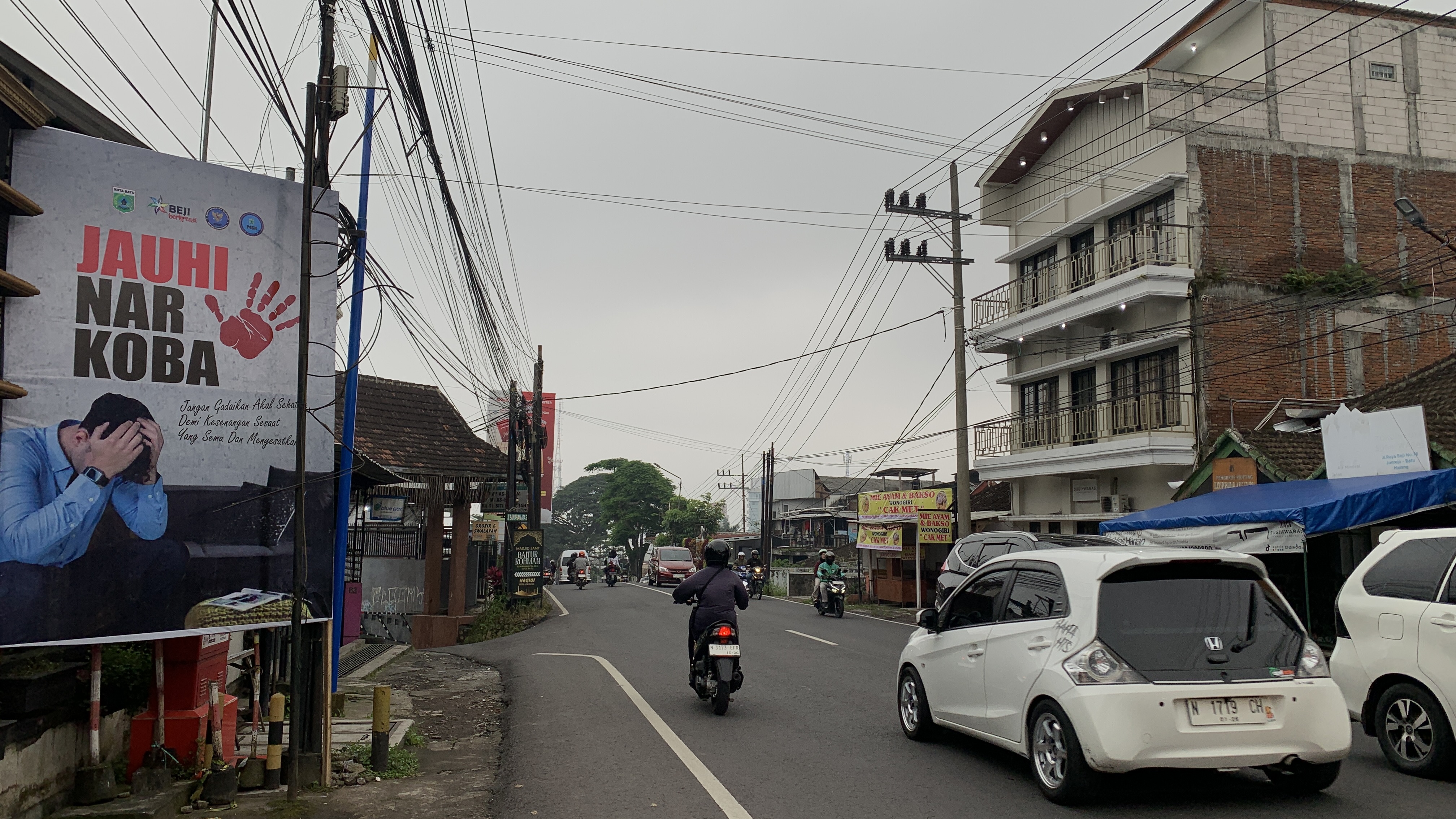 Mendung Gelap Selimuti Junrejo, Kota Batu, Pengendara Diimbau Waspada