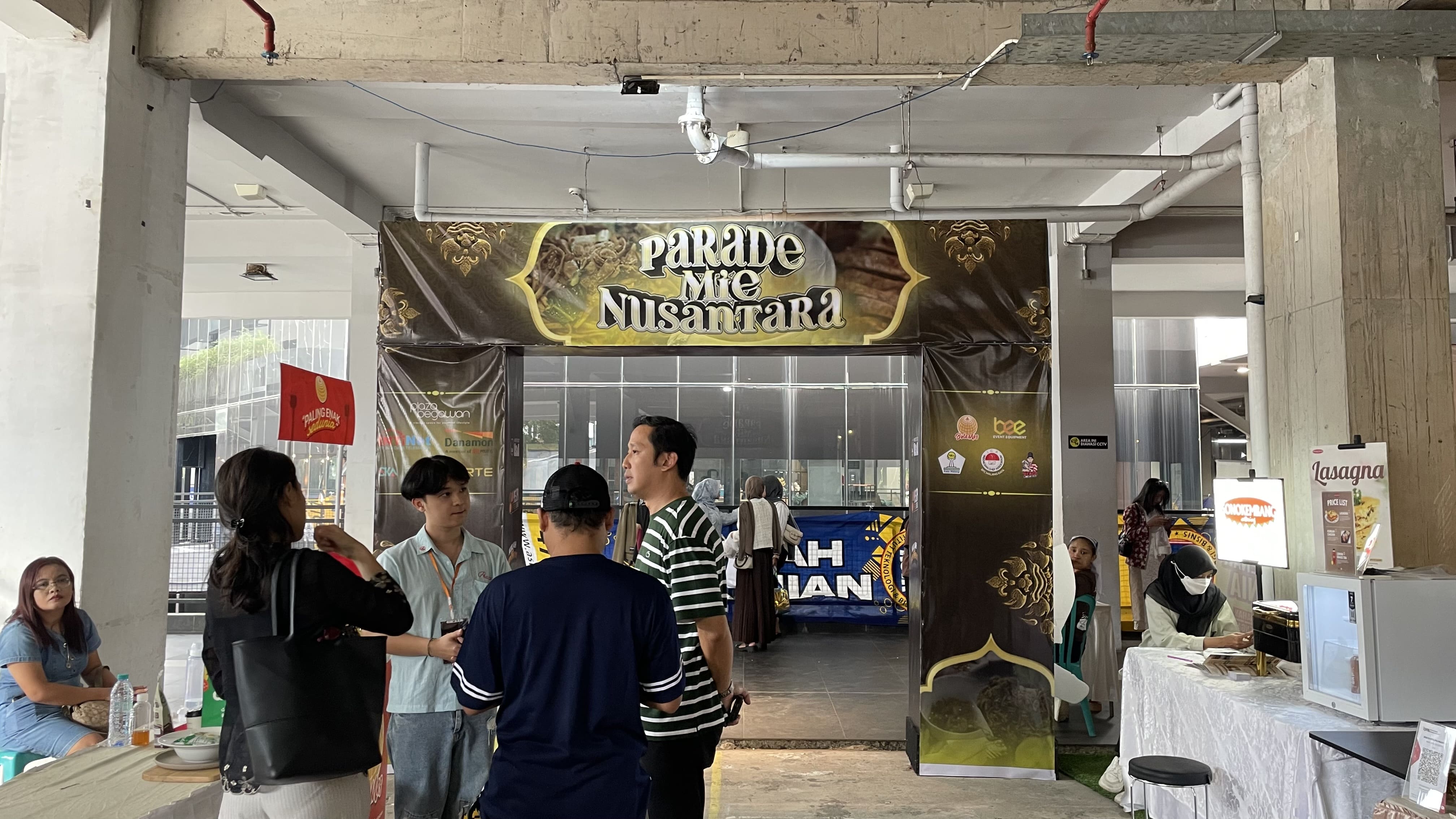 Parade Mi Nusantara di Begawan Plaza, Pengunjung Antusias Cicipi Ratusan Varian Mi