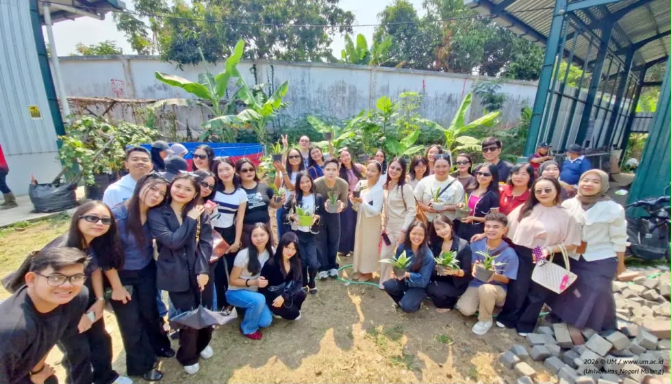     Peserta Summer Course dari 8 Kampus Internasional Tanam Sansevieria di UM