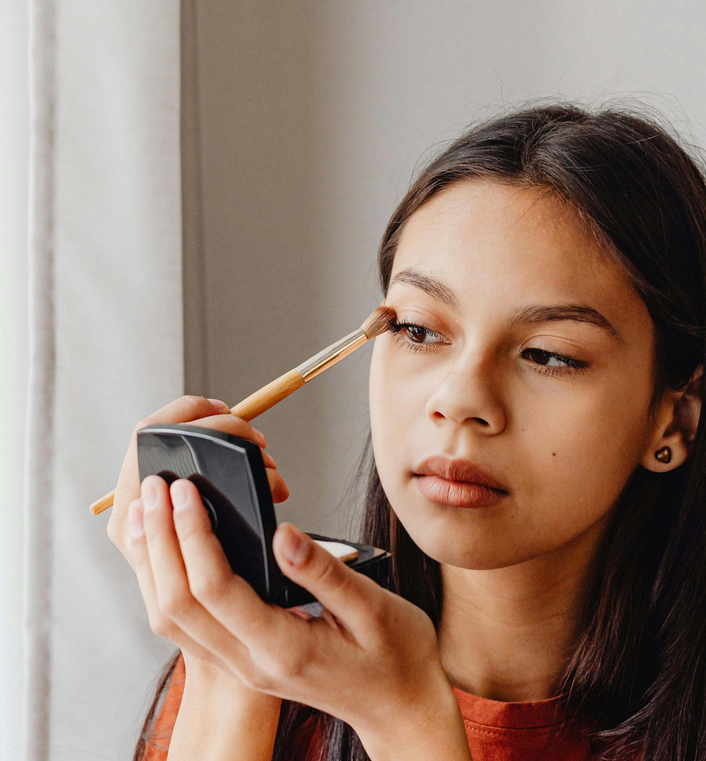 Kulit Berminyak Bikin Make Up Mudah Longsor? Simak Tips Ini agar Riasan Tetap Awet Seharian