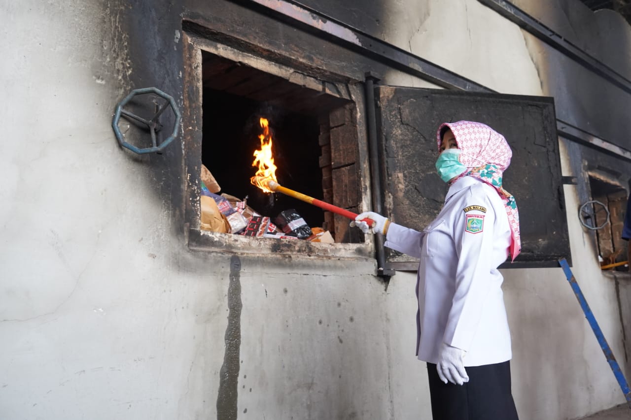 Pemkab Malang dan Bea Cukai Musnahkan Rokok dan Miras Ilegal Senilai Hampir Rp 5 Miliar 