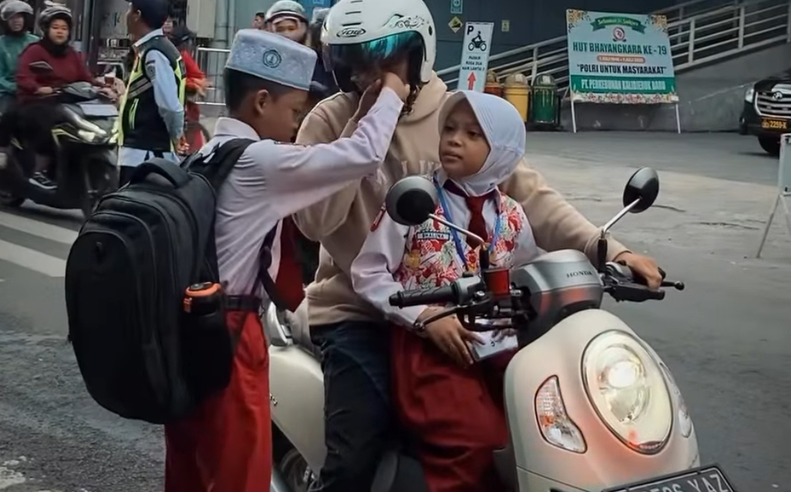 Hari Kedua Masuk Sekolah, Masih Banyak Ayah Antar Anak, Ada yang Sengaja Ambil Cuti 2 Hari