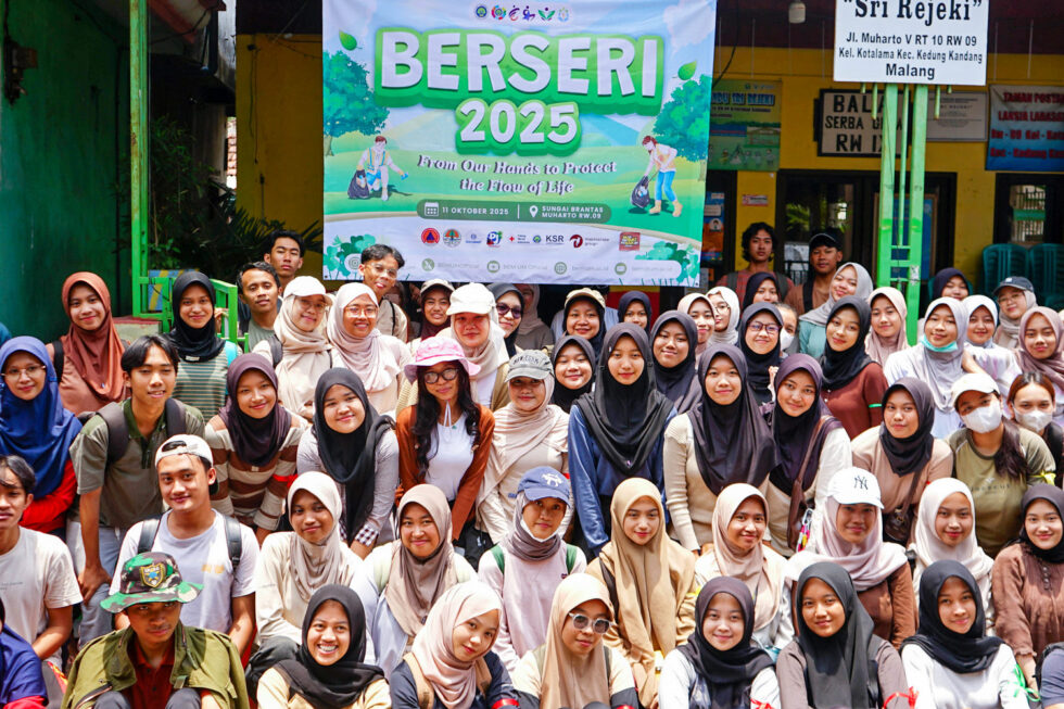 Aksi BERSERI 2025: Mahasiswa UM Bergerak Bersihkan Sungai, Wujud Nyata Cinta Lingkungan