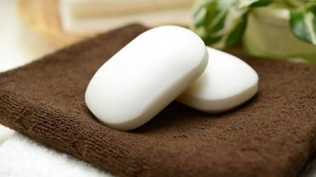 Jangan Cuci Muka Pakai Sabun Mandi Batang, Ini Risiko yang Perlu Diketahui