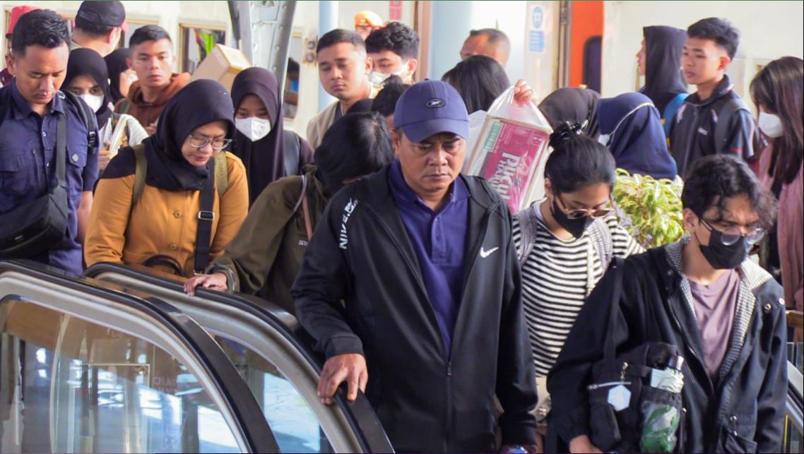 Hampir 300 Ribu Penumpang Mulai Serbu Jakarta, Arus Balik Nataru Capai Puncak Hari Ini