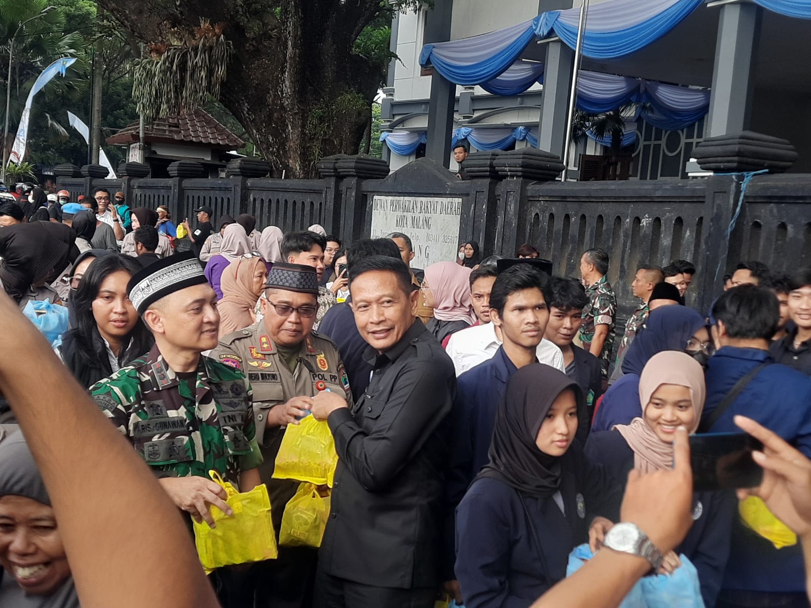 Wali Kota, Ketua DPRD, Jajaran Forkopimda dan Mahasiswa Bagi Sembako di Depan DPRD Kota Malang