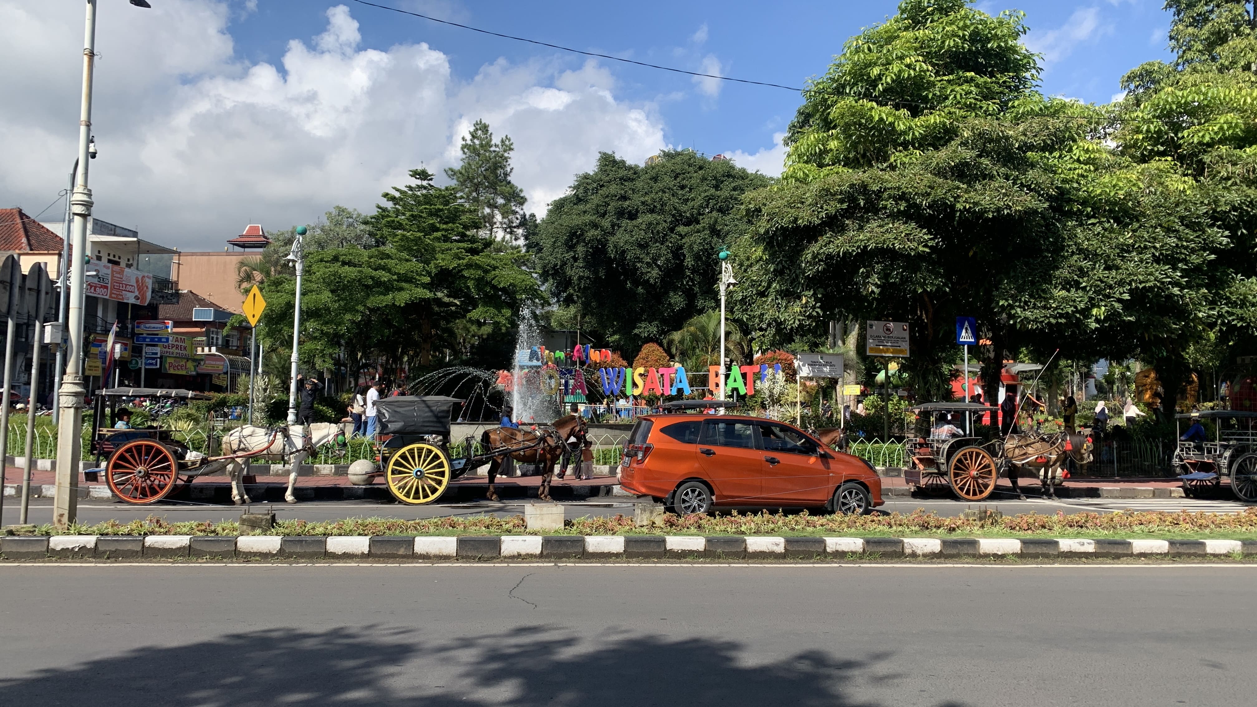 Libur Akhir Tahun, Wisatawan Mulai Padati Alun-Alun Kota Batu