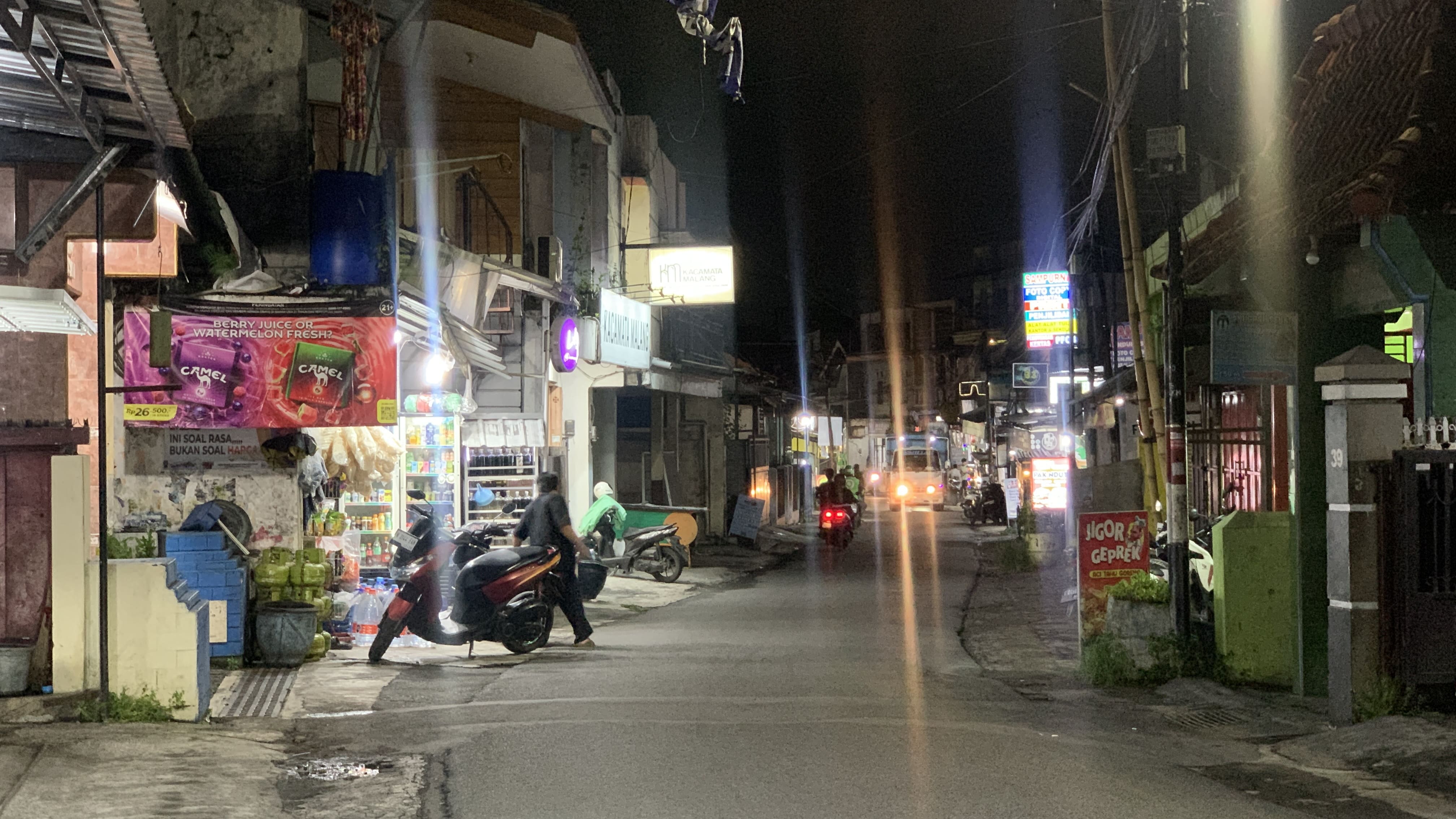 Pembayaran Nontunai Kian Marak, Toko Kelontong Landungsari Layani QRIS