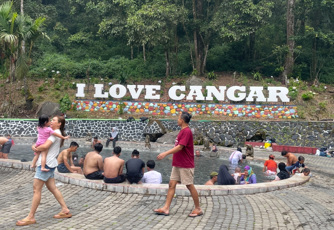 Long Weekend Maulid Nabi, Wisata Air Panas Cangar Ramai Dikunjungi Wisatawan