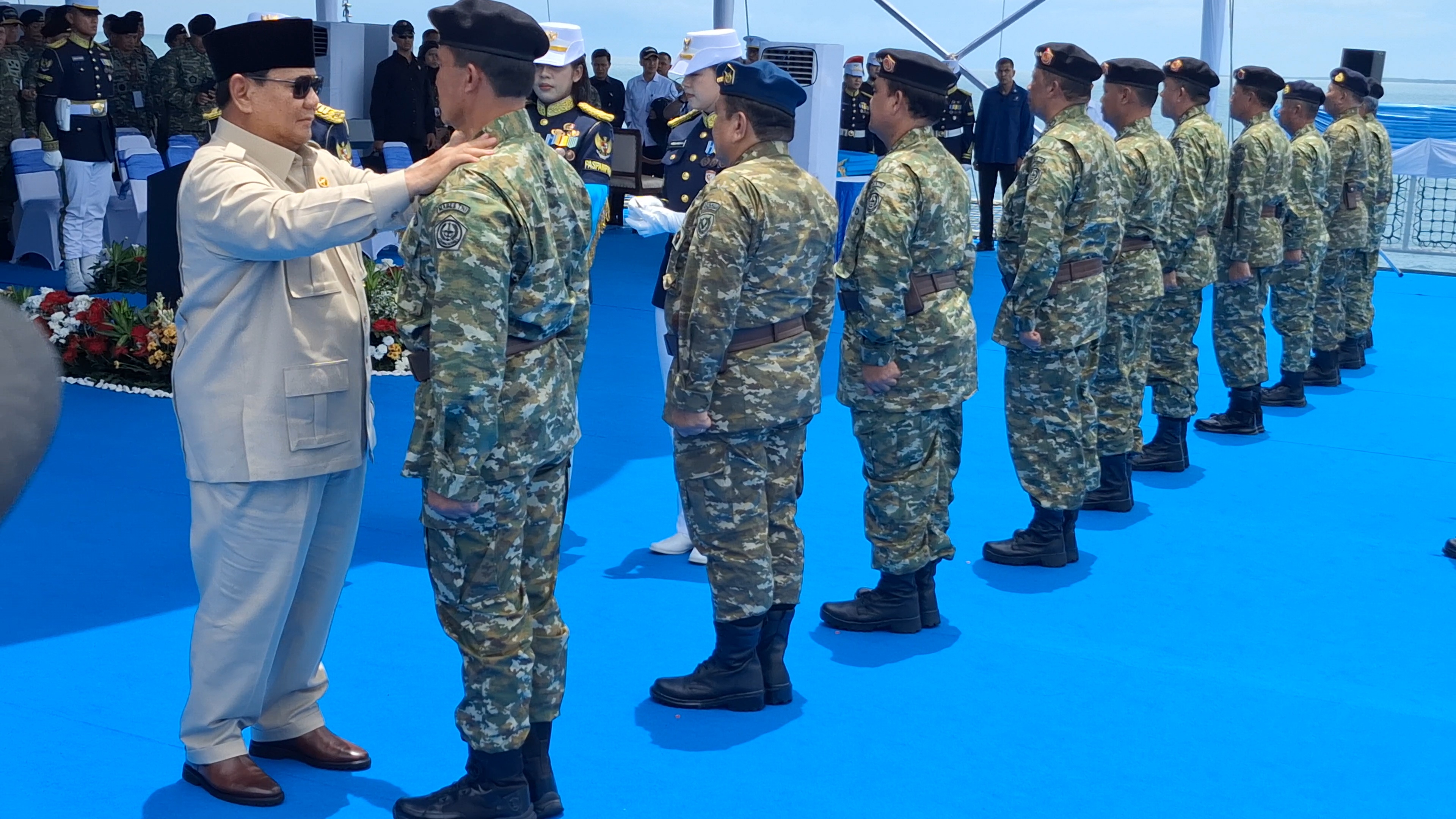 Presiden Prabowo Anugerahkan Pangkat Istimewa kepada 11 Purnawirawan TNI di KRI dr Radjiman Wedyodiningrat