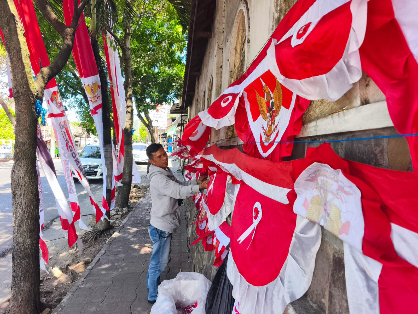 Pedagang Bendera Asal Garut Mulai Serbu Kota Batu Jelang 17 Agustus