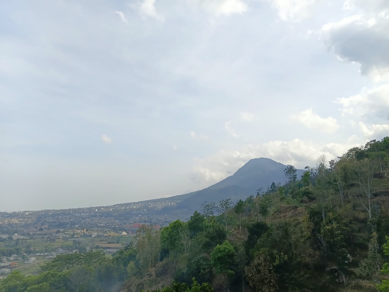 Cuaca Kota Batu 18 Oktober 2026, Cerah Berawan hingga Hujan Ringan Sore Hari