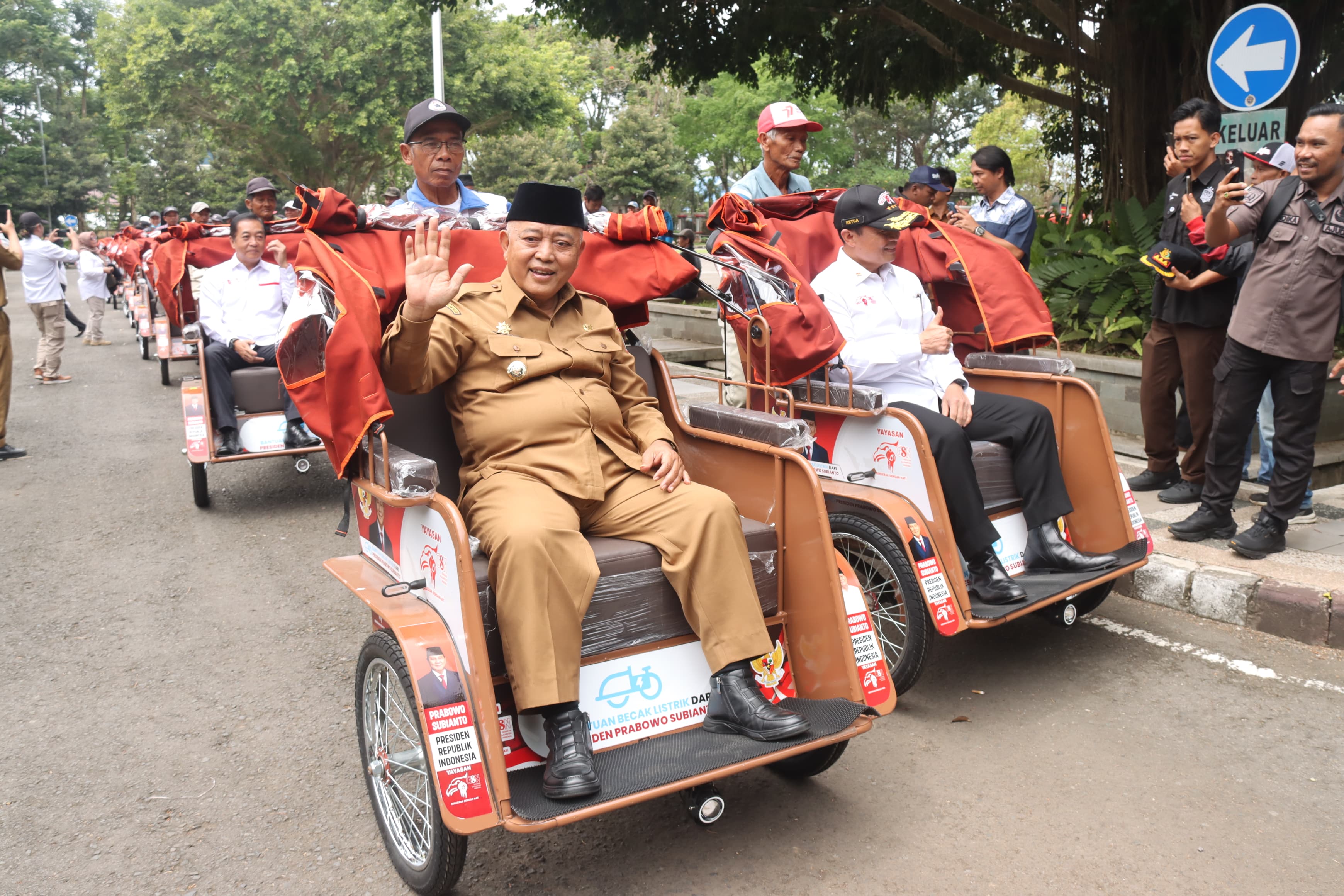 200 Penarik Becak Lansia di Kabupaten Malang Terima Becak Listrik Produksi Pindad