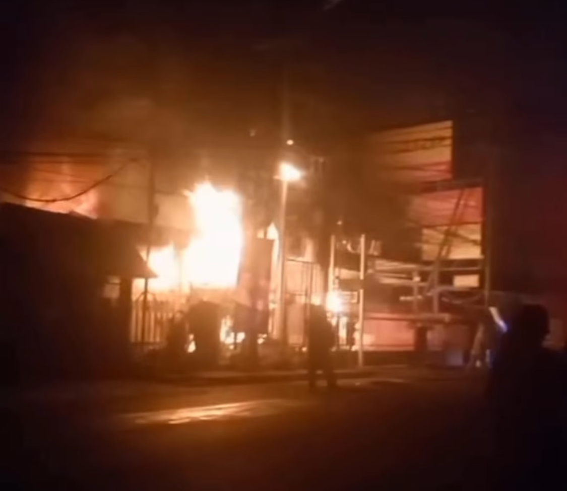 Kebakaran Toko Ogan Malang, Penjaga Toko Terjebak dan Dua Pikap Ikut Terbakar