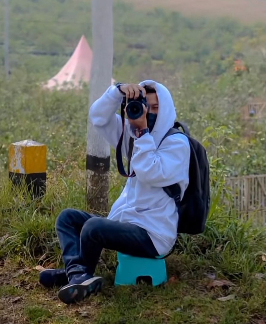 Fenomena Fotografer Jalanan di Jalur Cangar Batu, Biker Bergaya, Fotografer Siap Jepret!