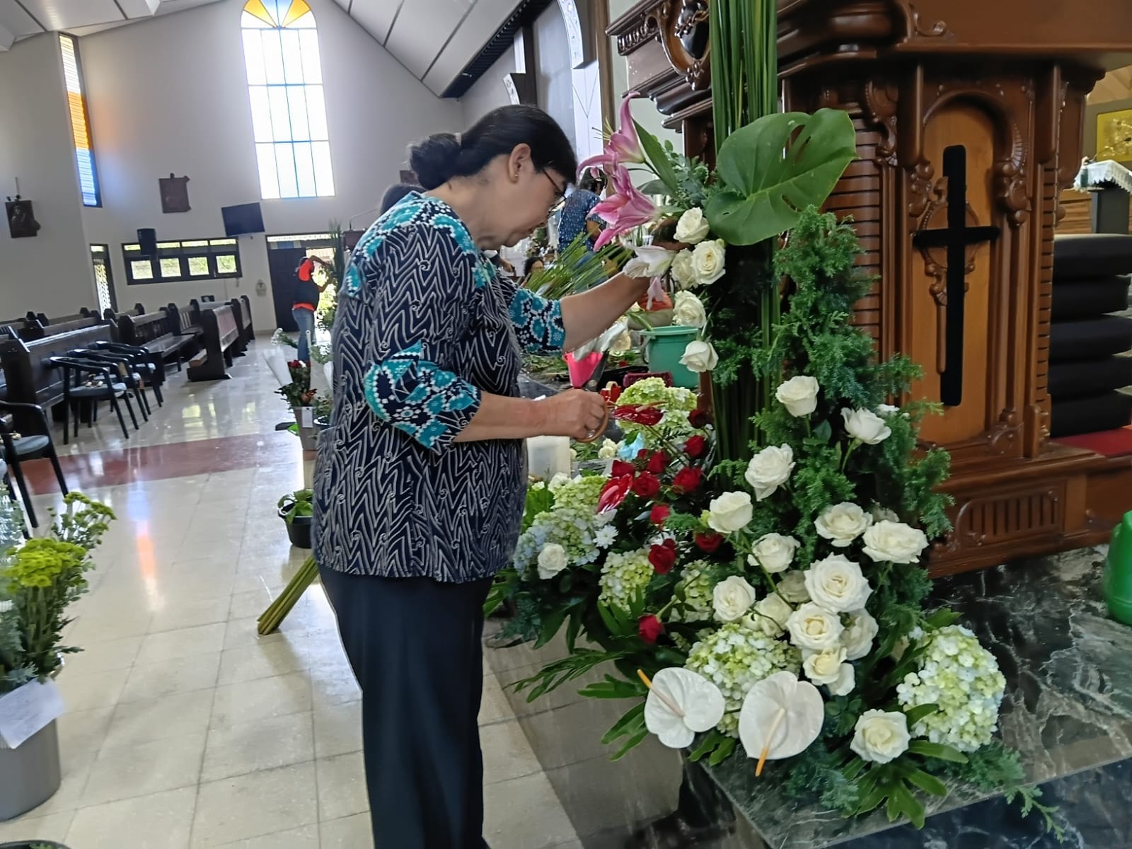Ibu-Ibu Hiasi Gereja Paroki Baik Kota Batu untuk Persiapan Natal  