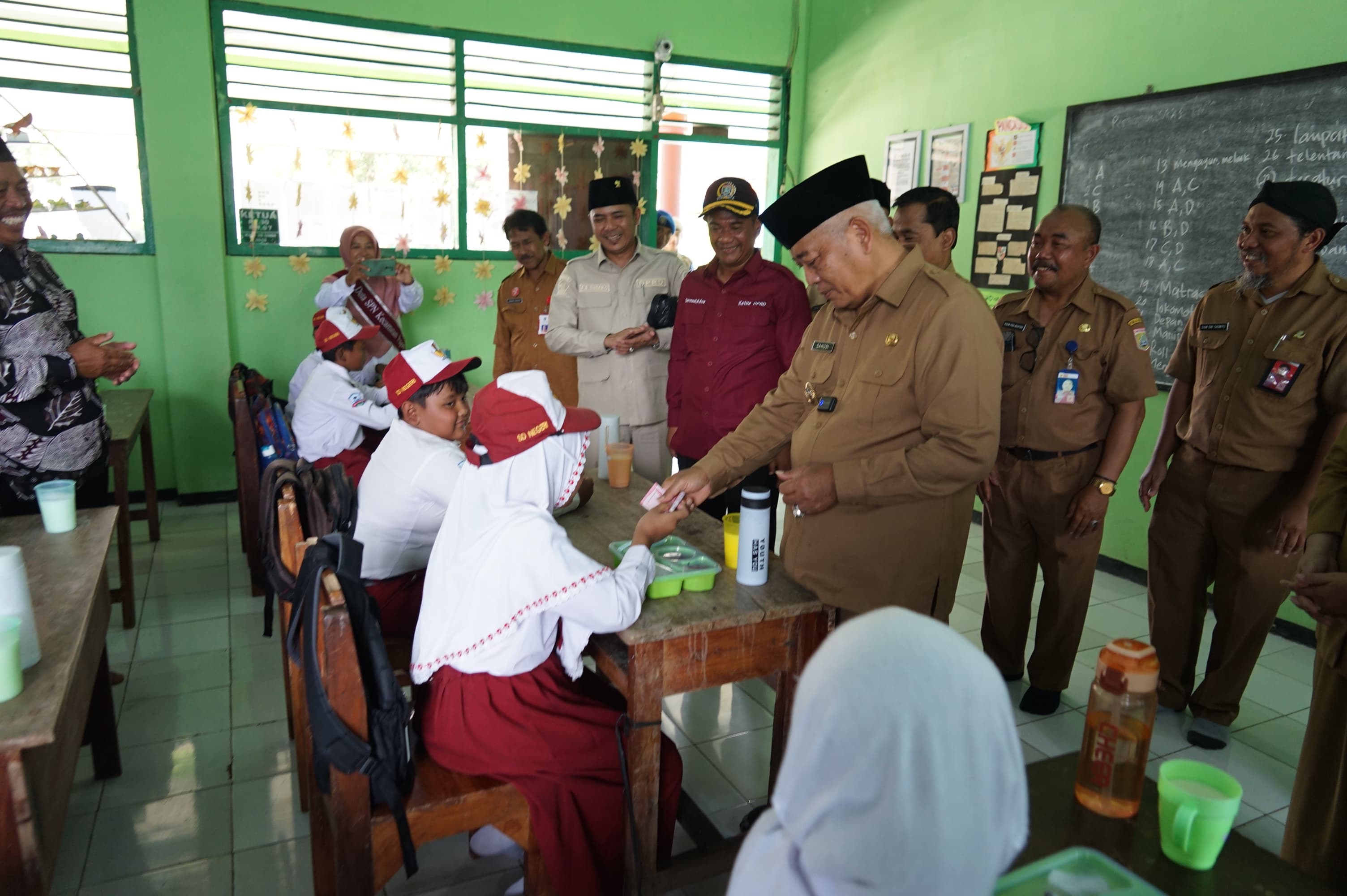 Uji Coba MBG di Pujon, Malang Menunya Sayur dan Susu Produksi Warga Setempat 