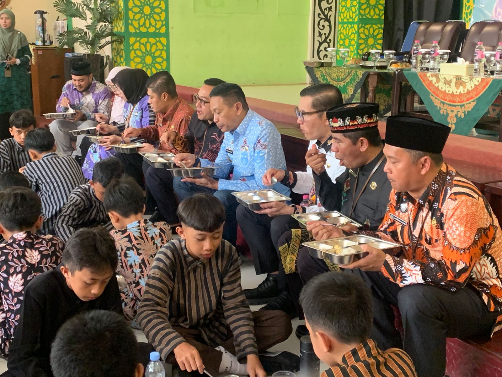Uji Coba MBG Prasmanan di MIN 2 Malang: Menu Lebih Variatif, Jam Belajar Berpotensi Bertambah