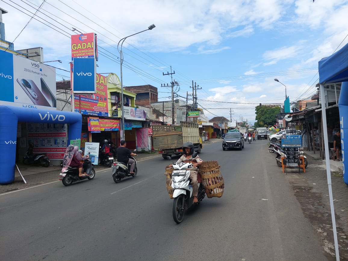Jalan Raya Pakis Depan Pasar Ramai Lancar, Truk Bermuatan Dominasi Arus Lalu Lintas