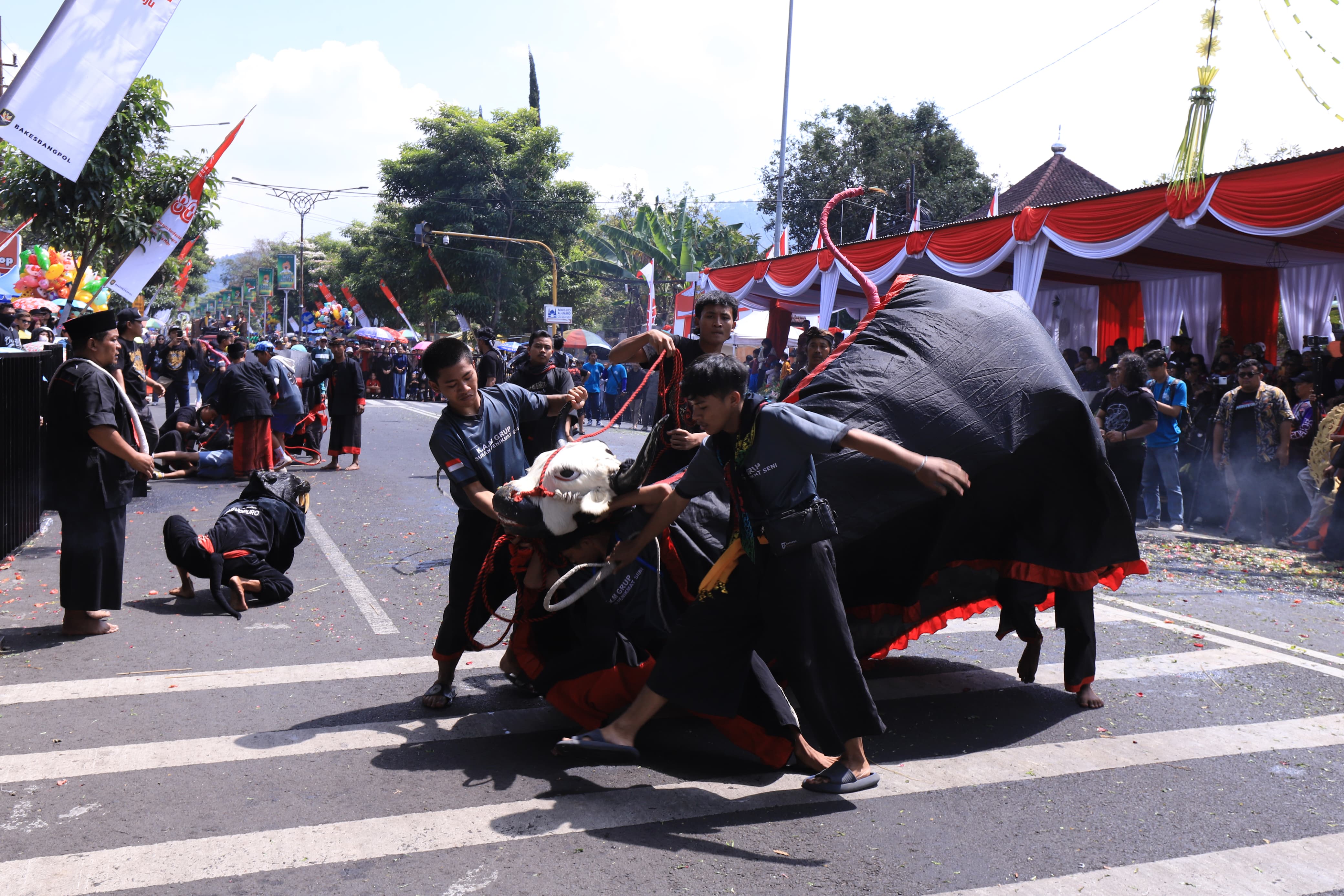 Parade Bantengan Nuswantoro ke-17,  Dimeriahkan Seniman dari Jepang, India hingga Amerika 