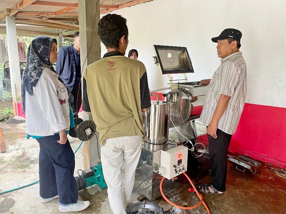 Majukan UMKM Desa di Malang, UM Sumbang Mesin Pembuat Keripik Buah 