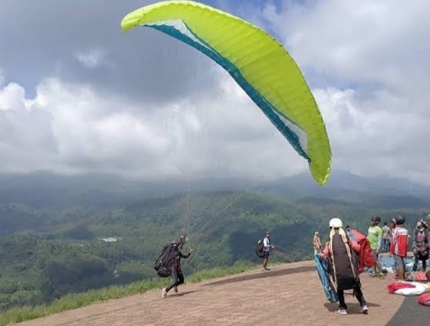 Paralayang Gunung Banyak Jadi Magnet Wisatawan, Bisa Terbang hingga Sunrise Flight