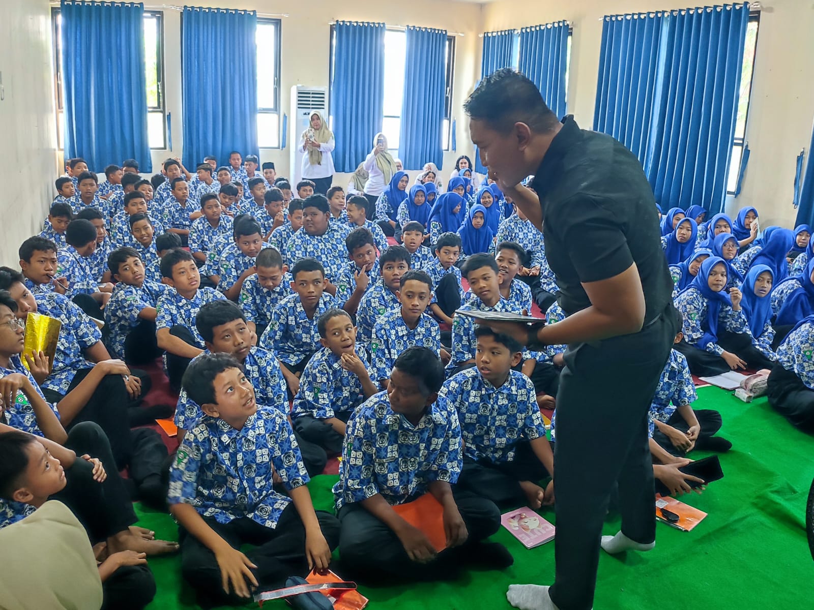 Siswa SMPN 30 Kenali Jejak Peradaban Malang dari Artefak Asli