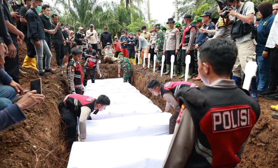 Disimpan 14 Hari Tetap Tak Teridentifikasi, 10 Jenazah Korban Banjir Bandang Sumbar Dimakamkan Massal