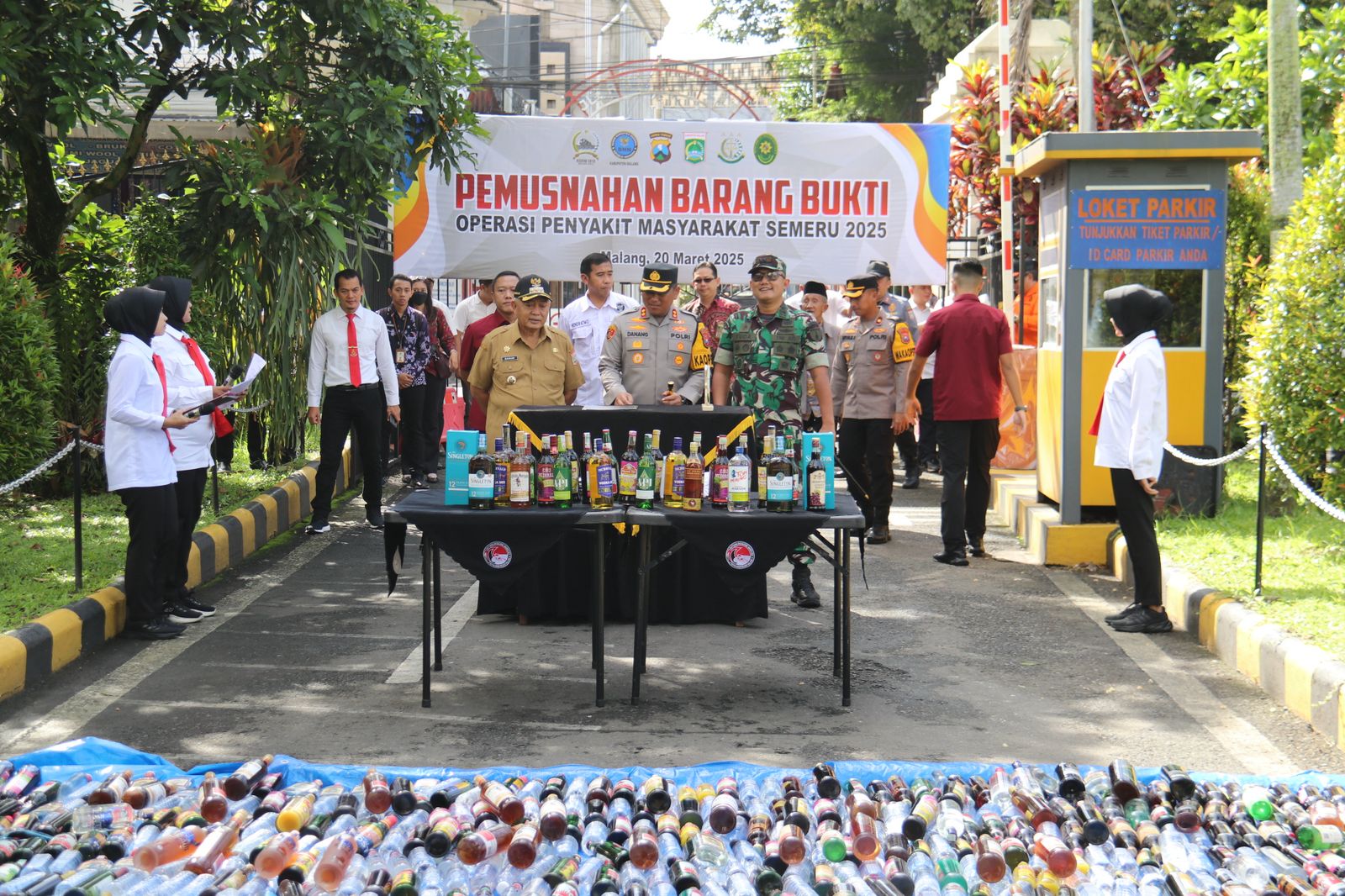 Polres Malang dan Kodim 0818 Musnahkan 1.000 Botol Miras Barbuk Operasi Pekat Jelang Ramadan