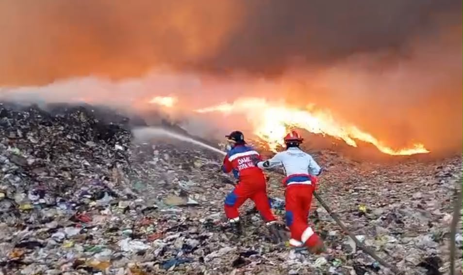 TPA Supit Urang Malang Terbakar, Asap Hitam Tebal Membumbung ke Permukiman