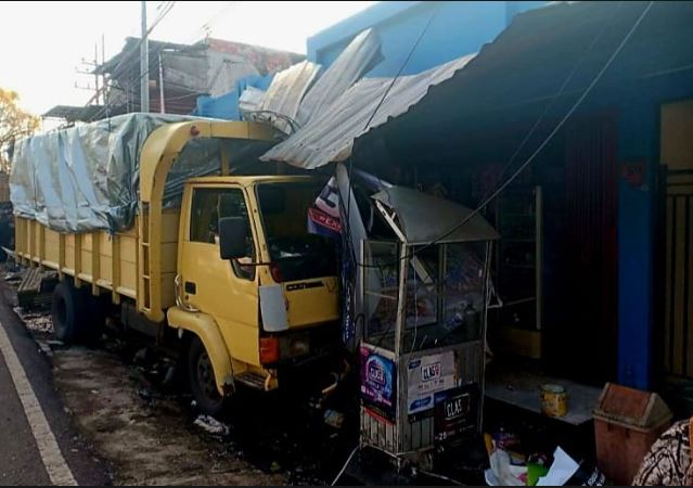 Sopir Mengantuk, Truk Hantam Mobil Parkir dan Empat Rumah Warga