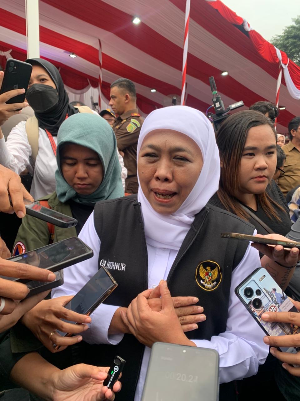 Status Awas Semeru: Khofifah Tinjau Pengungsian, Tekankan Evakuasi Cepat dan Keselamatan Warga